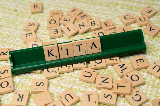 Scrabble Buchstaben "Kita"